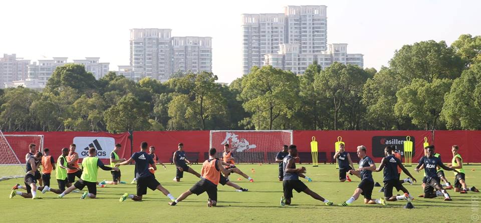 รวมภาพแข้งผีแดงลงซ้อมยืดเส้นเบาๆที่จีน !