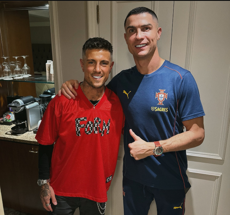 คอมพลีทแล้ว! ช่างตัดผมสุดปลื้มได้โอกาสตัดผมอดีตสตาร์ แมนฯยู